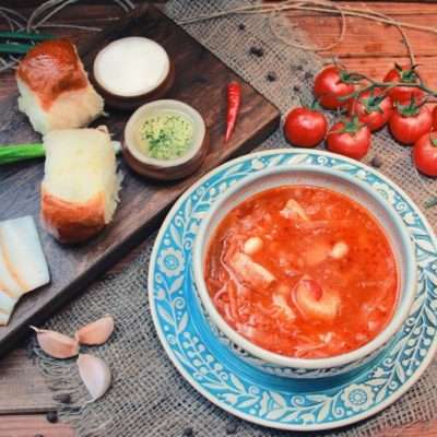 Ukrainian borsch with pampushky, garlic and lard